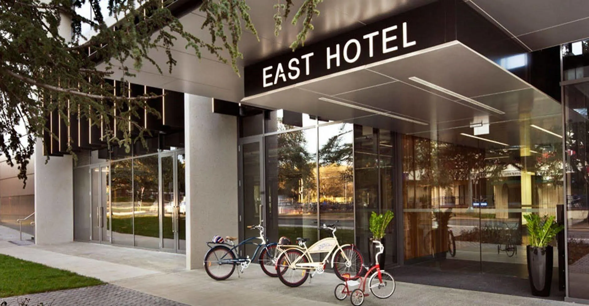 East Hotel And Apartments Канберра 4*,